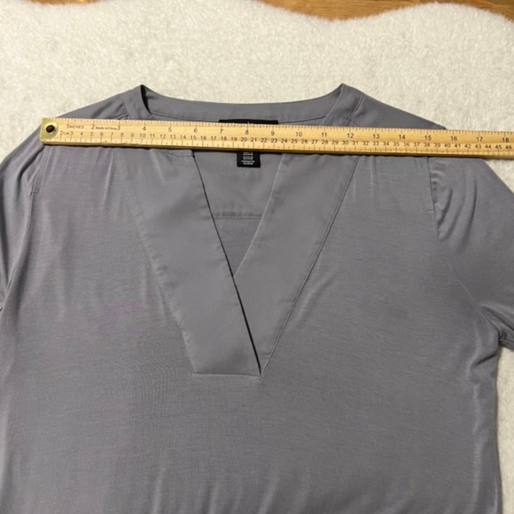 White House Black Market Womens Gray VNeck Hi Low Hem LS Top Soft & Satiny Sz XS - Picture 9 of 11